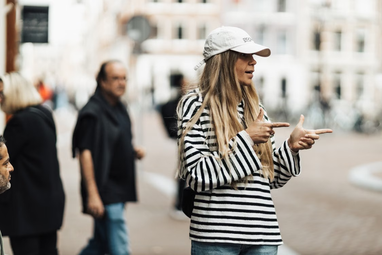 Man wearing a structured cap as part of streetwear cap outfit ideas with an oversized hoodie