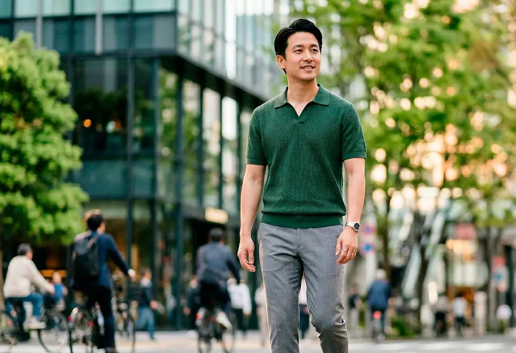 Man showing how to style shirts in 2026 with a heavyweight cotton graphic tee and sweatpants