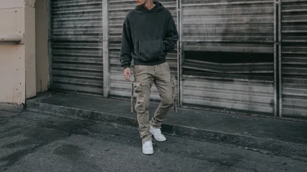 Man wearing cargo pants and hoodie showing cargos outfit ideas for 2026