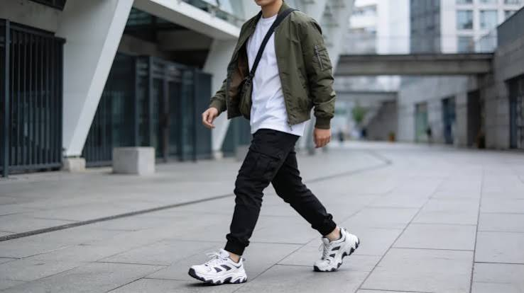 Man showing how to wear a jacket in 2026 with cargo joggers and an oversized T-shirt